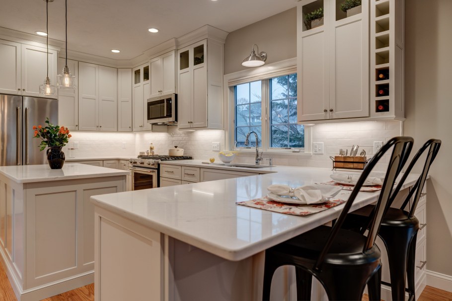 Кухни с полуостровом и обеденной зоной