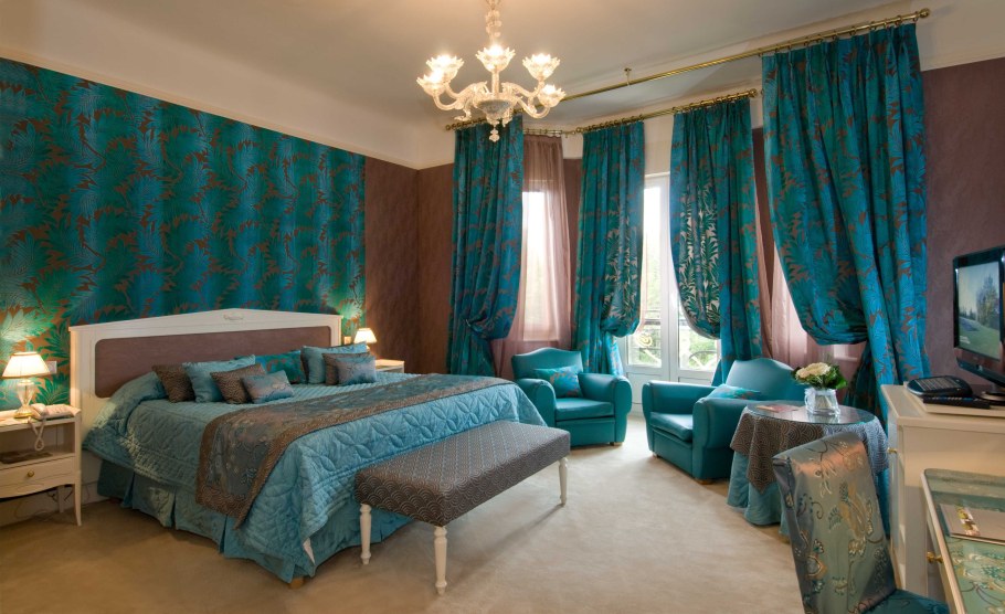 Светло бирюзовый диван в интерьере