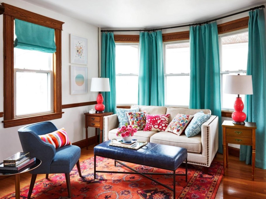 Мятный диван в интерьере