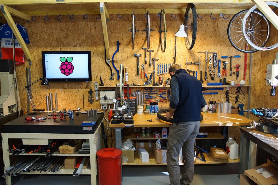 Столярная мастерская в гараже