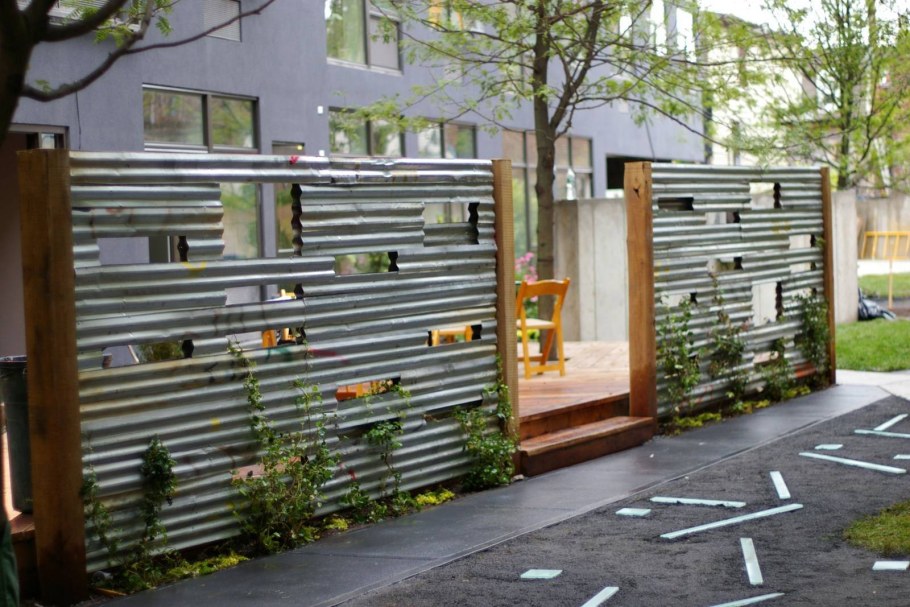 Декор забора рейками