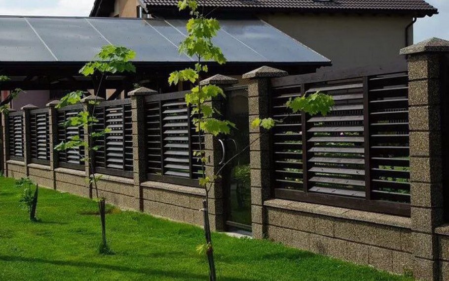 Забор с габионами и деревом