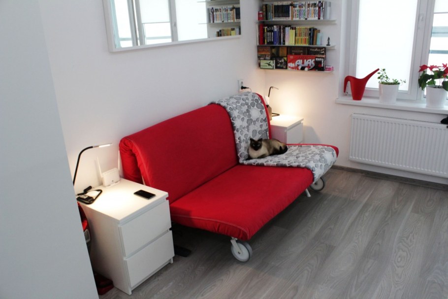 Небольшой диван в маленькую комнату