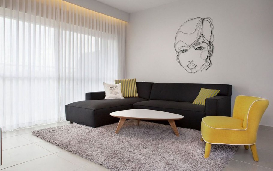 Комната с кроватью и диваном