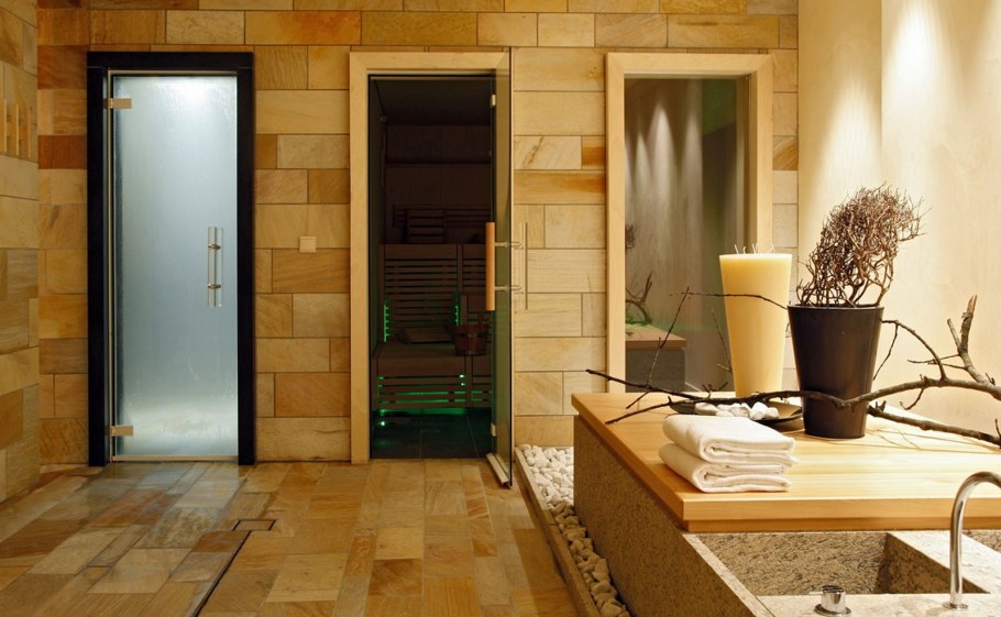 Стеклянные двери для бани