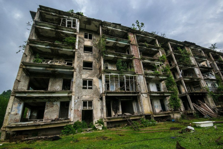 Хасима заросшие здания