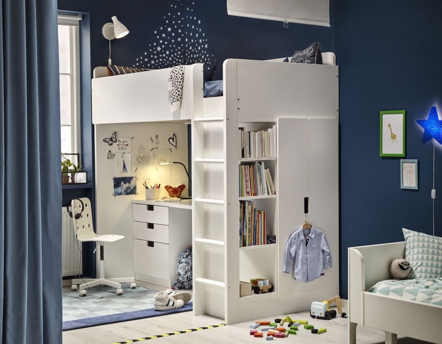 Детская комната со стеллажами