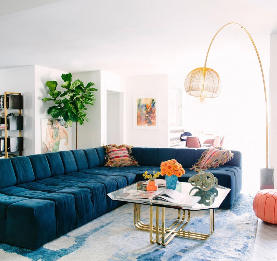 Синий диван в интерьере