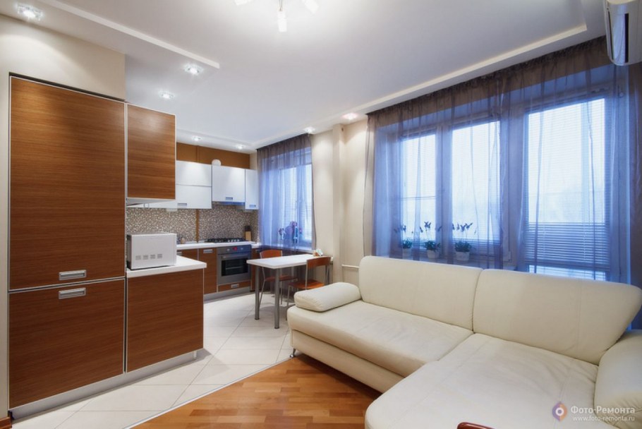 Комната студия с двумя окнами