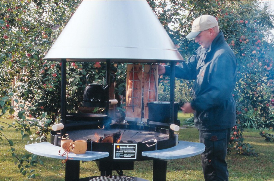 Зона готовки шашлыка на даче