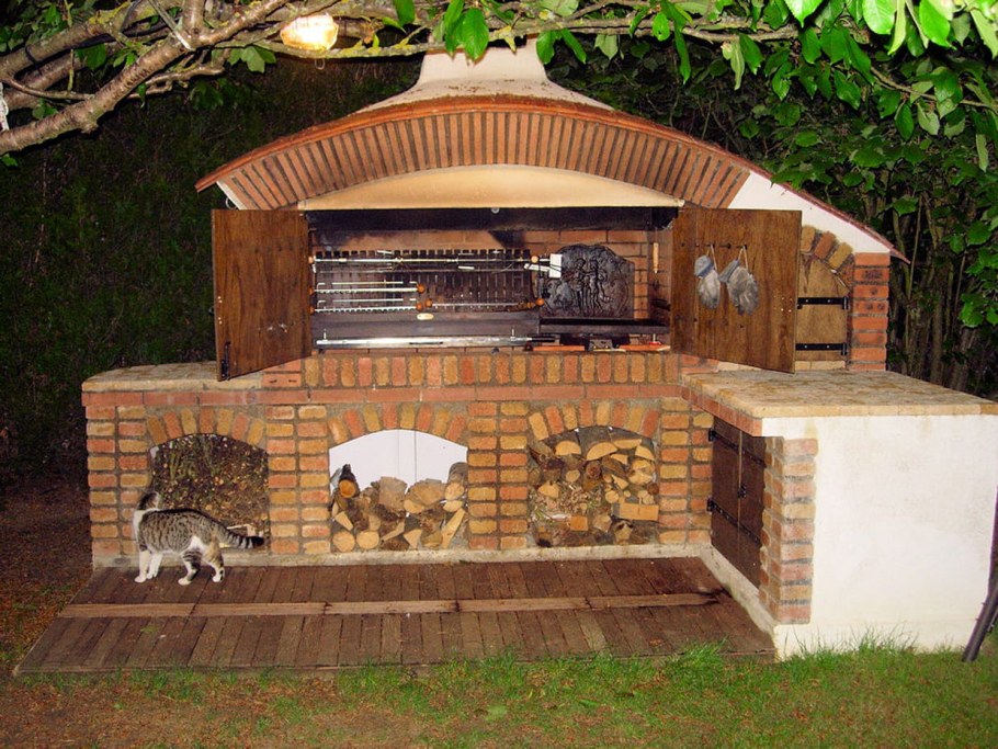 Шашлычный уголок на даче