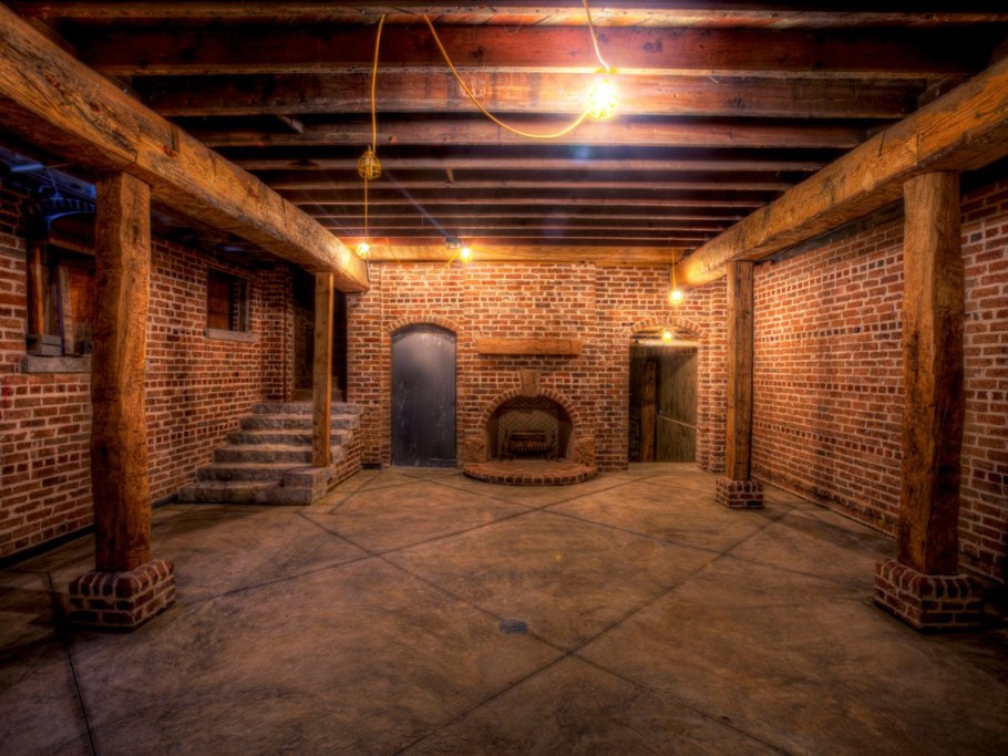 Темный подвал