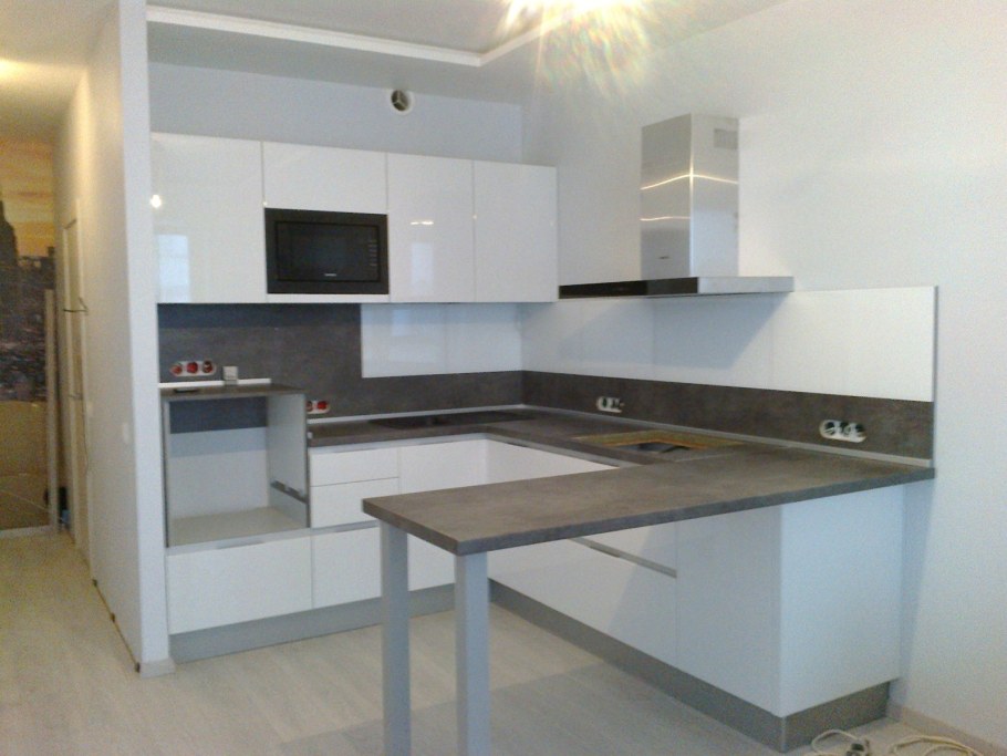 Кухонный гарнитур со столом