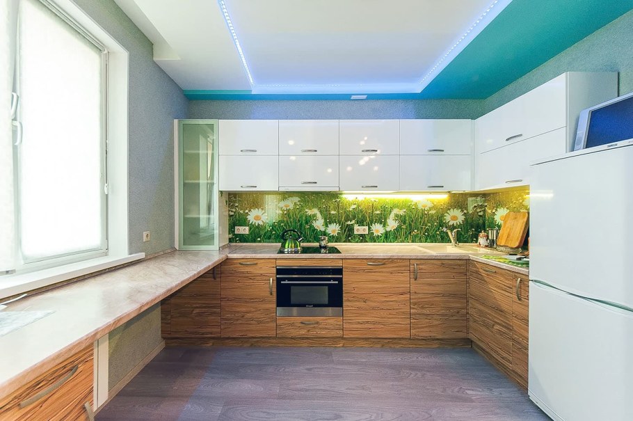 Угловая кухня с окном