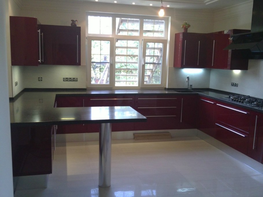 П-образные кухни с барной стойкой и окном