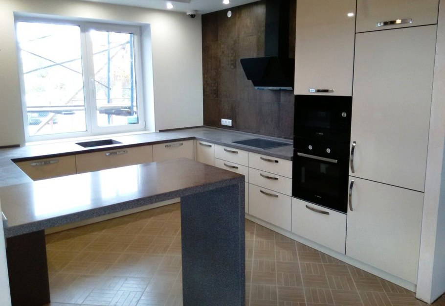 П-образная кухня с барной стойкой