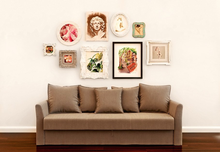 Фоторамки в интерьере гостиной на стене