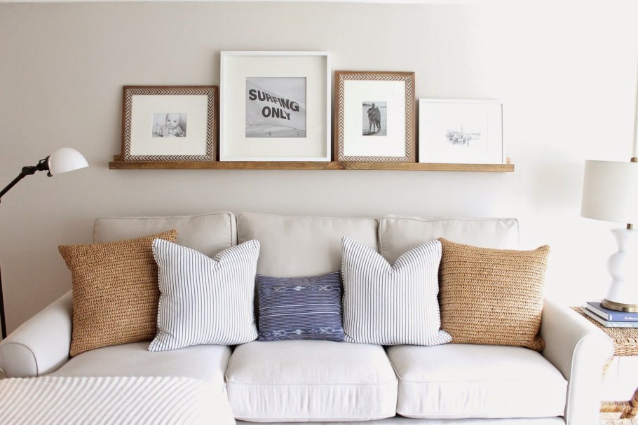 Полка с картинами над диваном