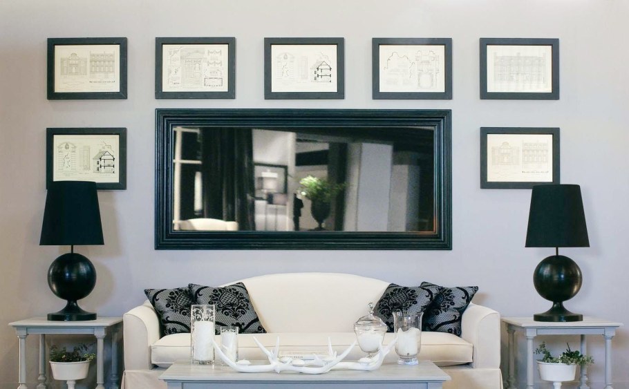 Зеркало в раме над диваном