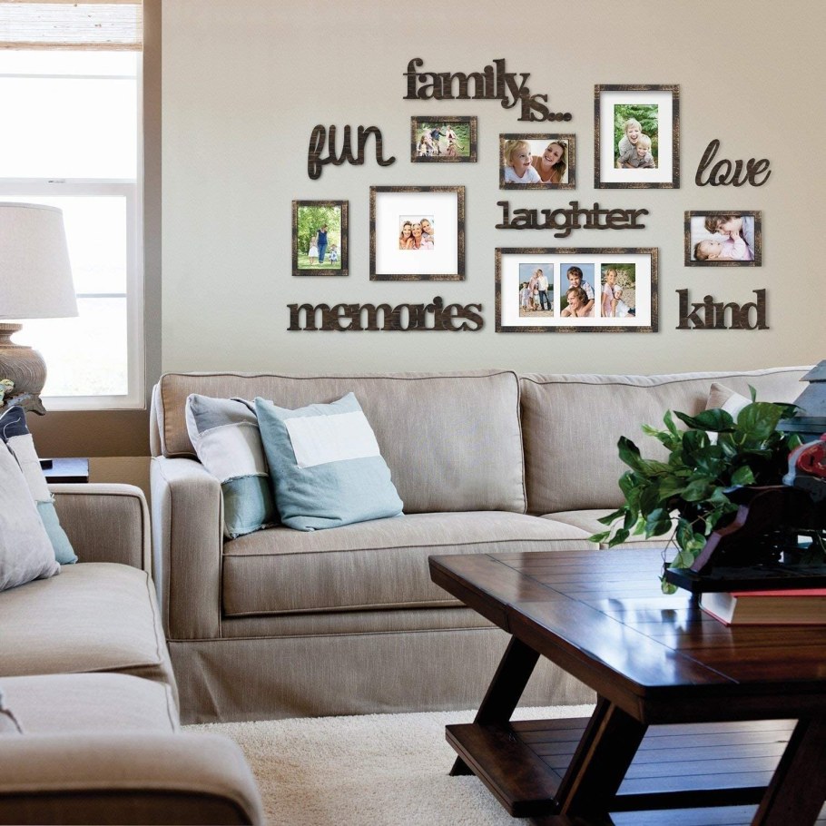 Зеркало над диваном в гостиной