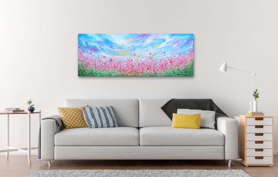 Постеры над диваном в гостиной