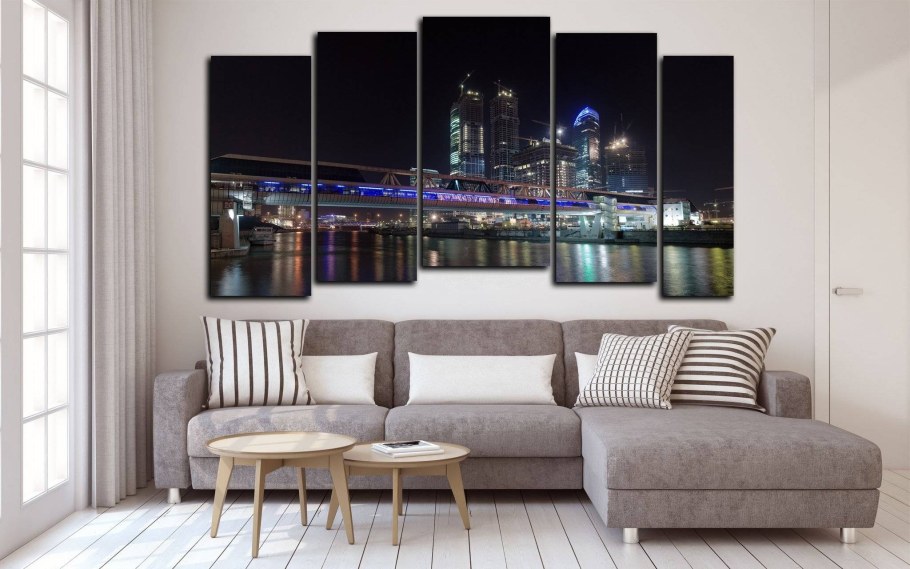 Модульные картины в интерьере гостиной