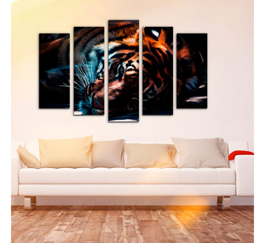 Модульные картины в интерьере гостиной