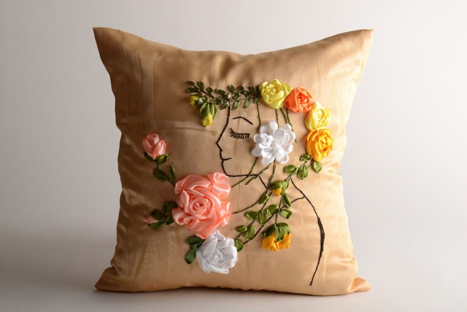 Декоративные подушки с вышивкой