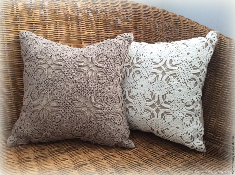 Диванные подушки с кружевами