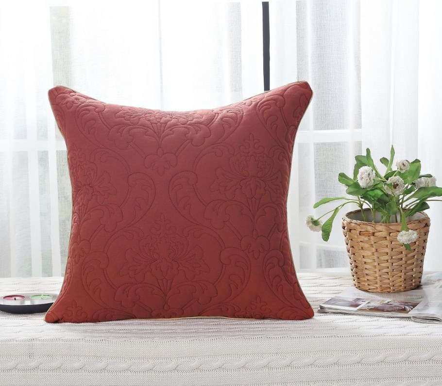 Декоративные подушки с кружевом