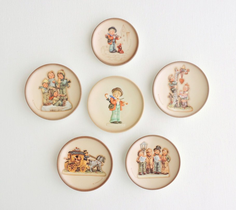 Немецкие керамические фигурки детей, держащихся за руки