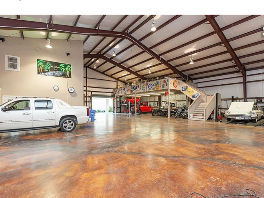 Просторный гараж