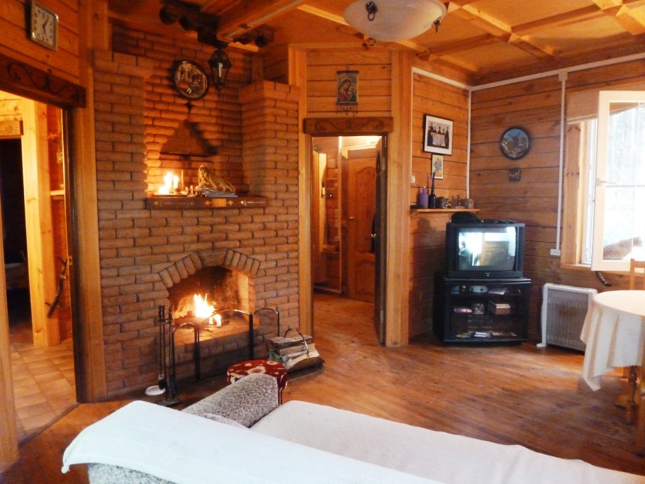 Небольшой камин в деревянном доме