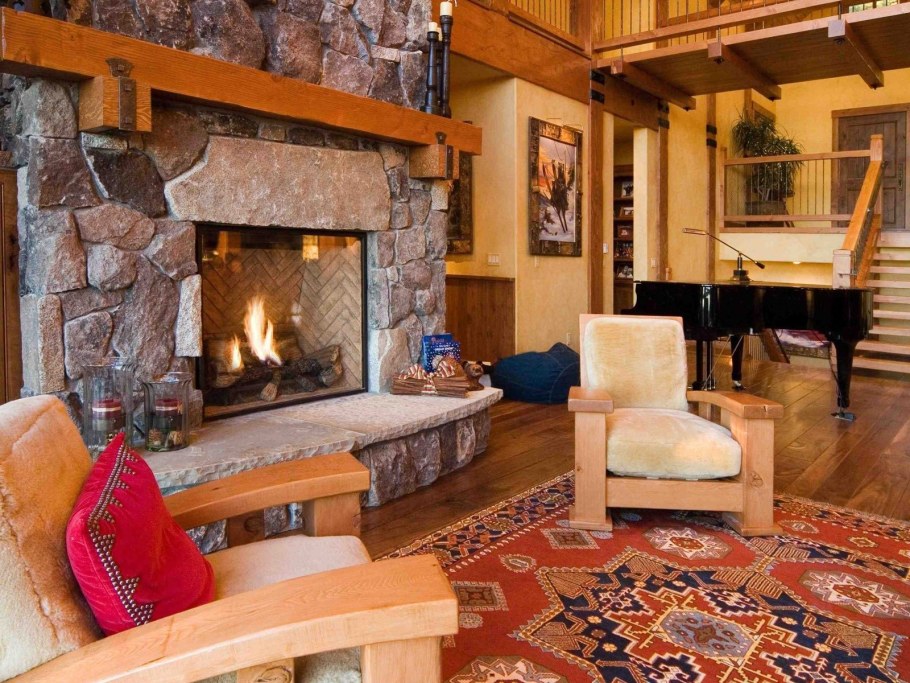 Каминин в деревяном доме