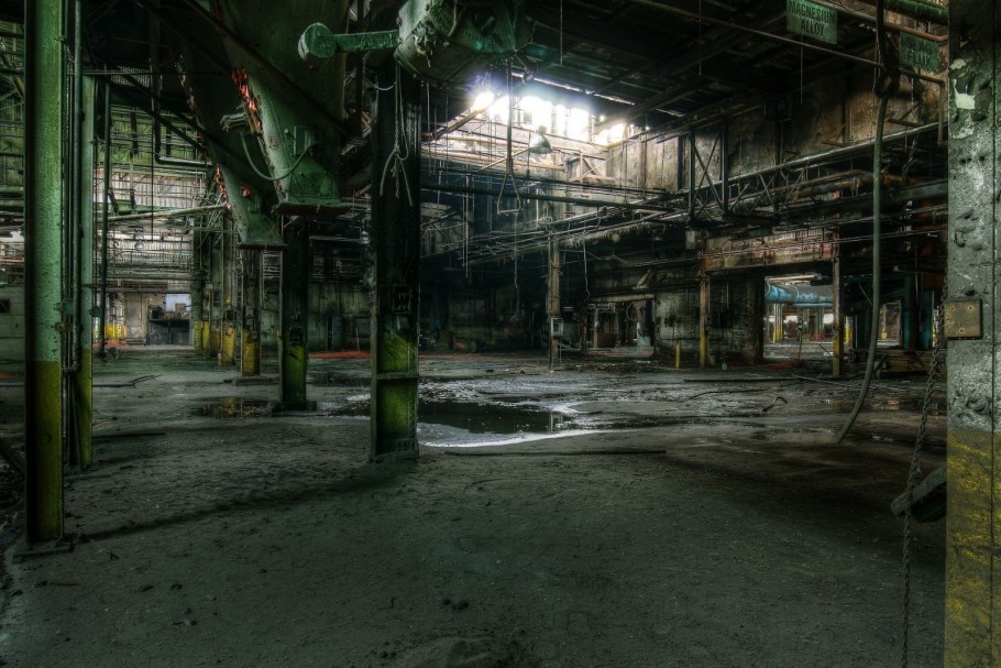 Заброшенное здание завода