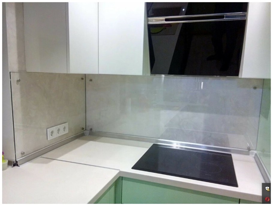 Прозрачное стекло на фартук для кухни
