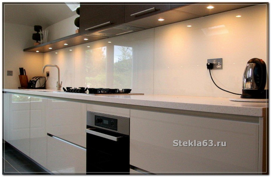 Стеклянный фартук для белой кухни