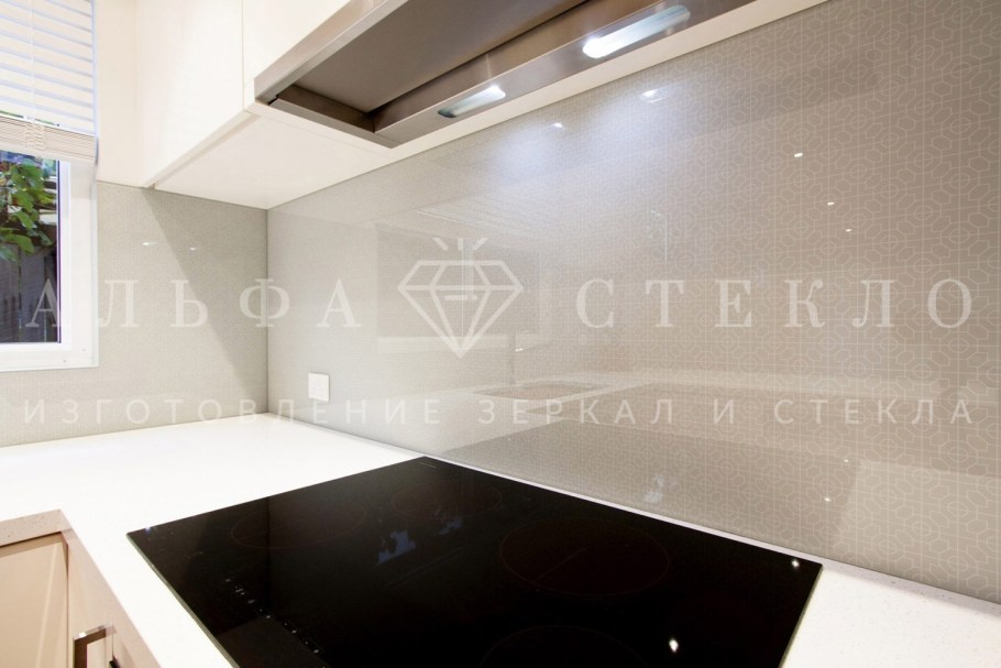 Прозрачный фартук для кухни из стекла