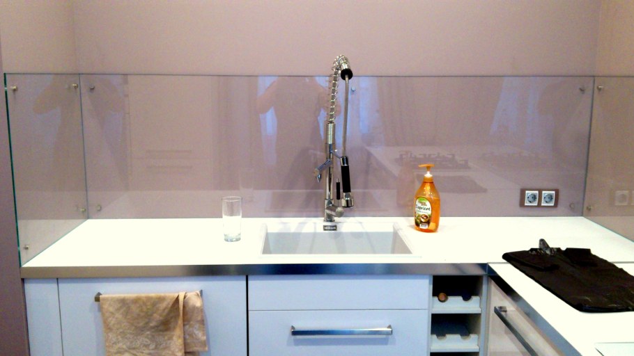 Крепление стеклянного фартука