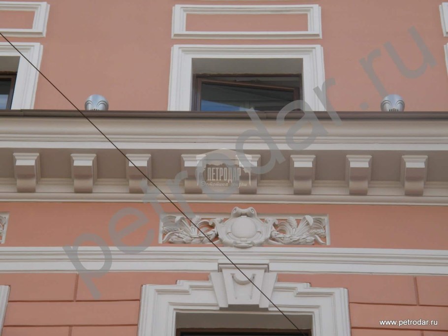 Карниз на фасаде здания