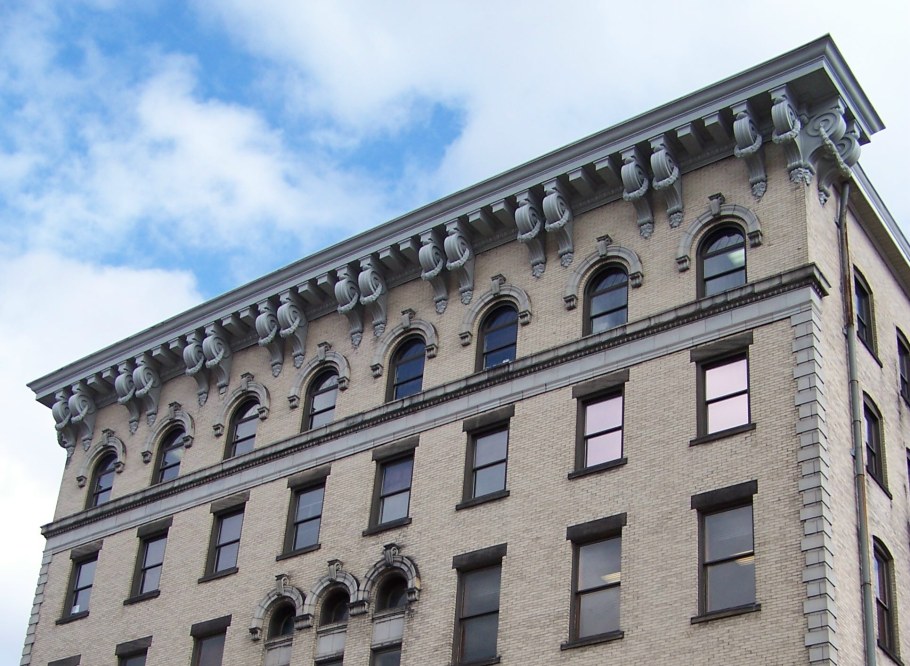 Архитектурные детали фасада