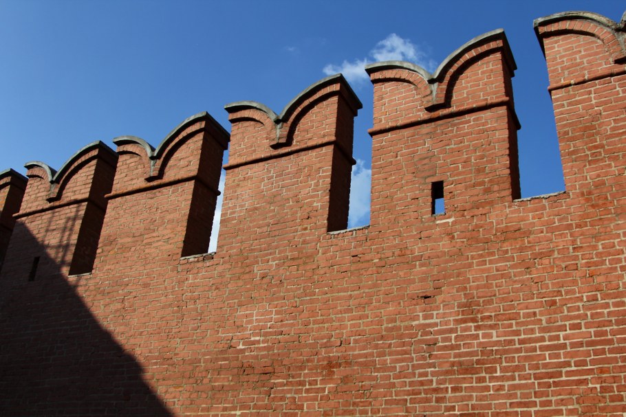 Кирпичная стрельчатая арка