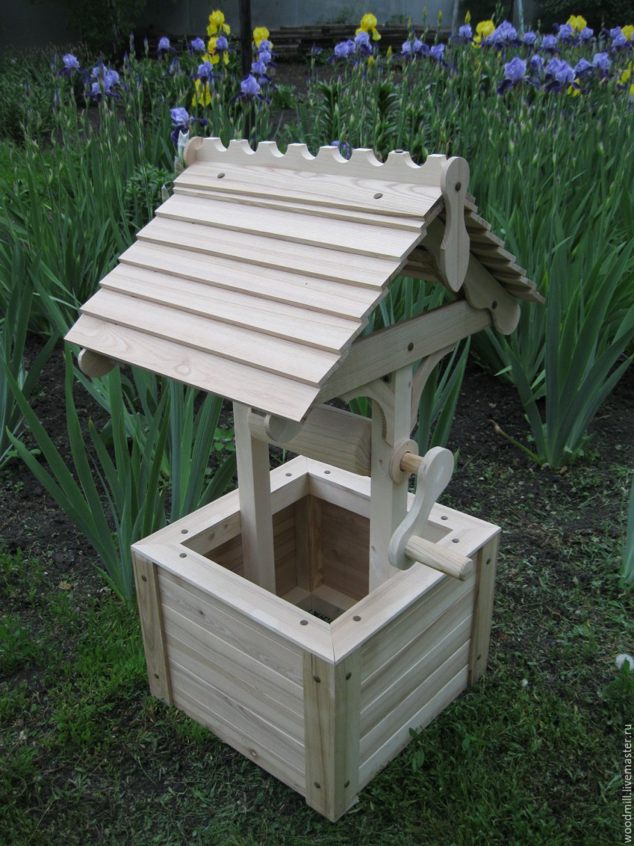 Деревянный колодец декоративный