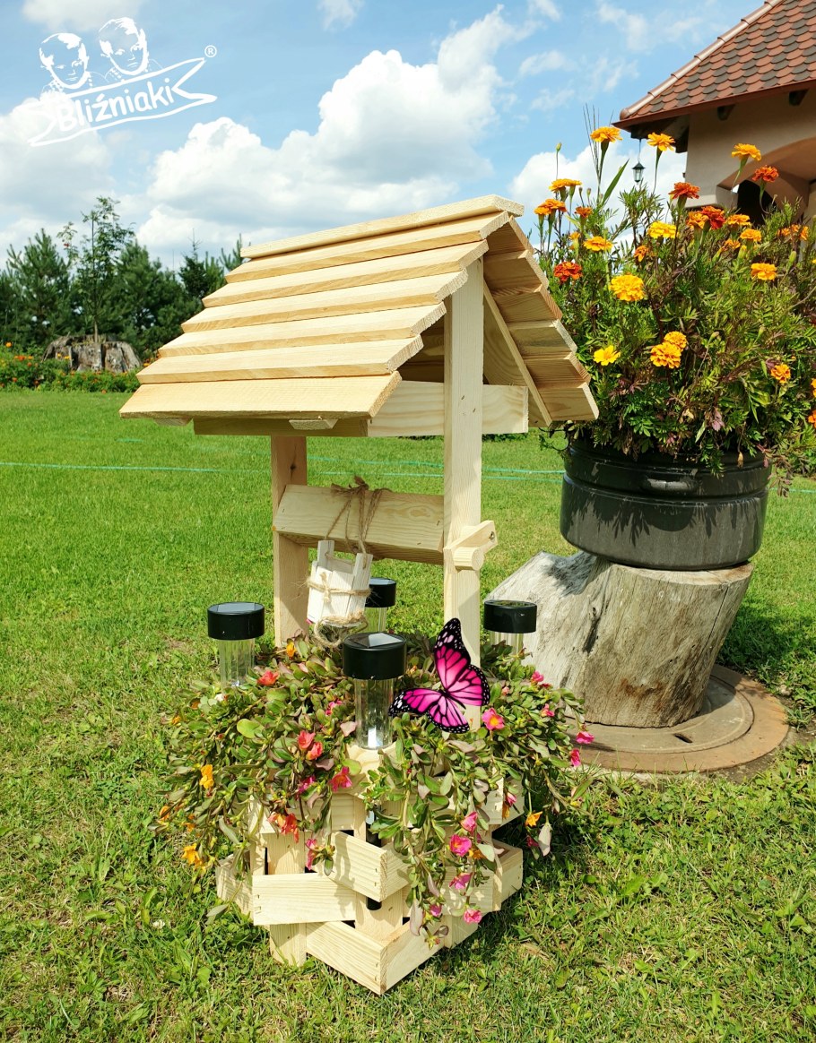 Деревянная мельница для сада