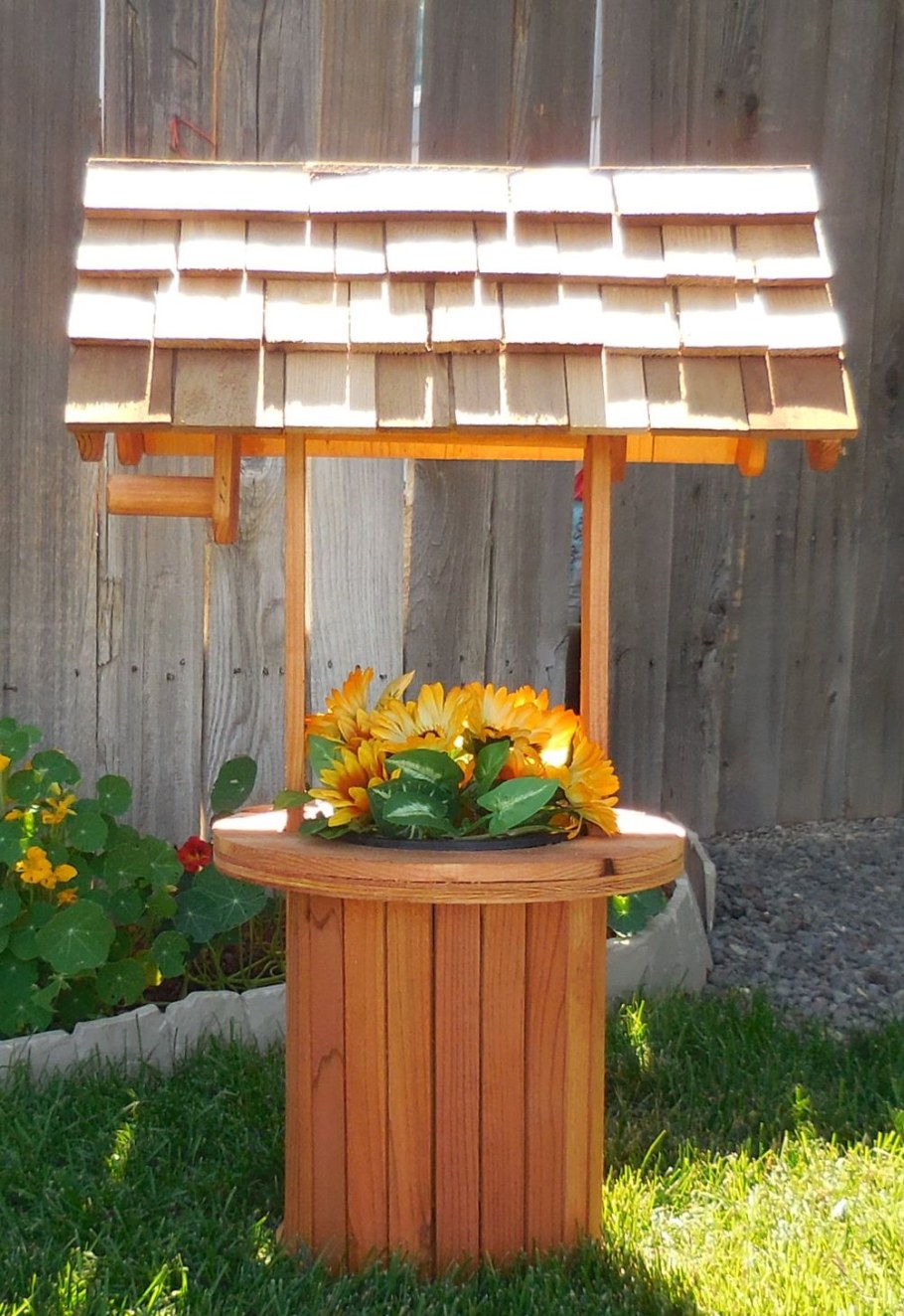 Декоративный колодец на даче