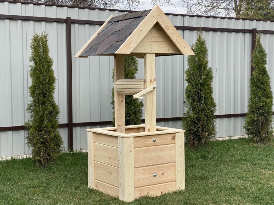 Красивый колодец на даче