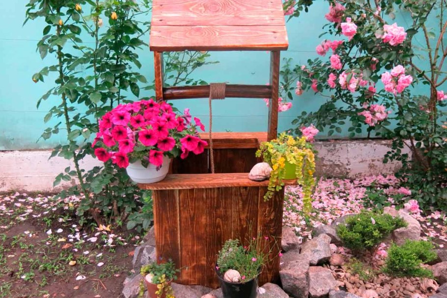 Клумба колодец