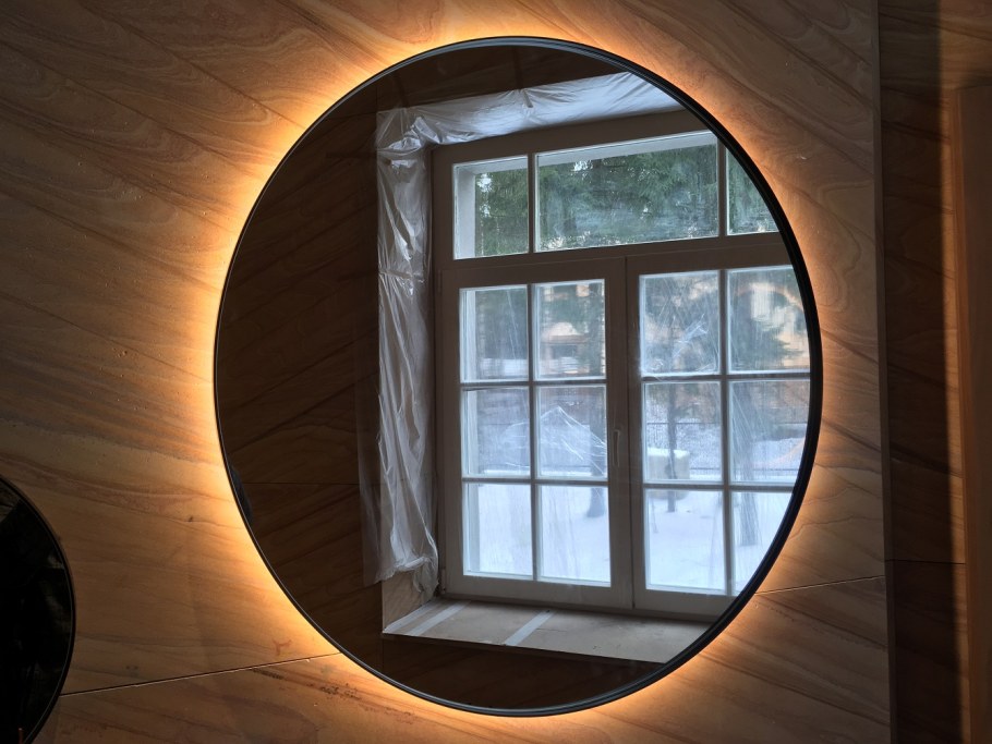 Круглое зеркало в раме с подсветкой