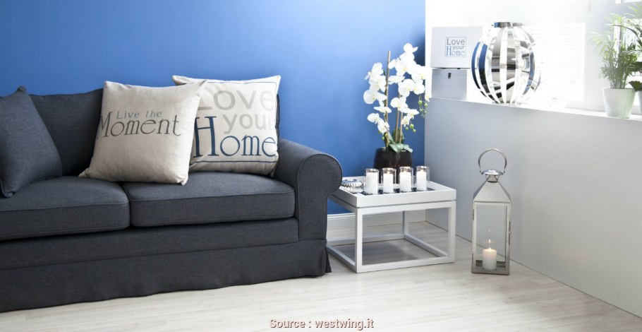 Пыльно синий диван в интерьере