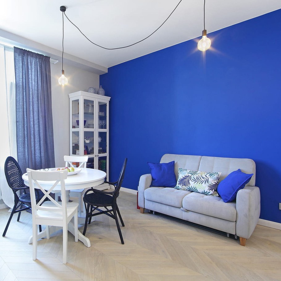 Комната с синим диваном